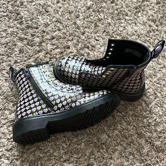 Dr. Martens Girls Boots with hearts - Picture 9 of 10
